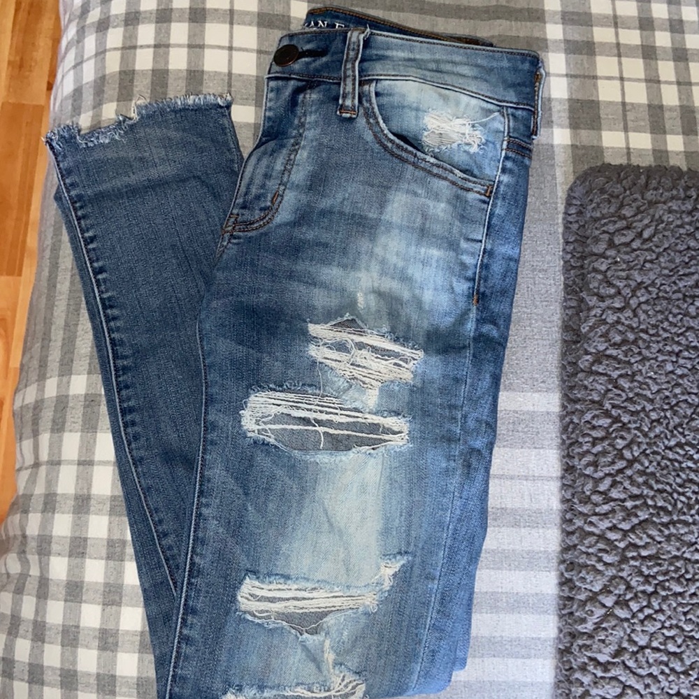 American eagle size 4 ripped jeans